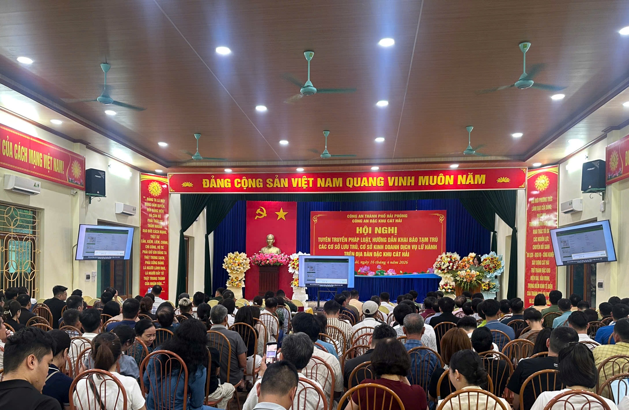 Công an đặc khu Cát Hải: Tập huấn khai báo tạm trú và tuyên truyền pháp luật cho 280 cơ sở lưu trú, lữ hành